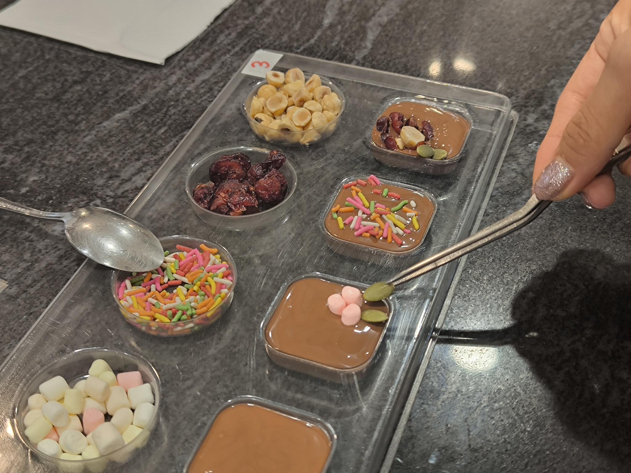 好きなトッピングを選んで、チョコレートを4つの型に流し込もう！